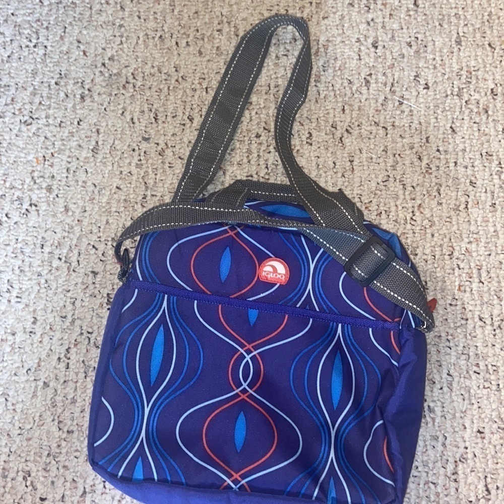 New without tags igloo thermos, big dual strap T20
